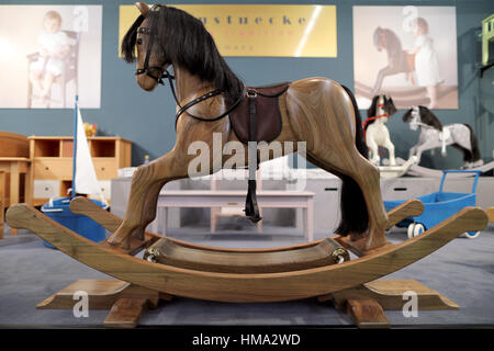 Nuremberg, Allemagne. 1er février, 2017. Un cheval de bois peuvent être vus sur le stand du constructeur allemand 'wohnstuecke' à la 68e foire internationale du Jouet à Nuremberg, Allemagne, 1 février 2017. Le plus grand salon du jouet a lieu pendant les 1 et le 6 février 2017. Photo : Daniel Karmann/dpa/Alamy Live News Banque D'Images