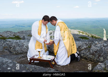 Jun 24, 2016 - New Hampshire, États-Unis - PÈRE ERIC CADIN, gauche, et père SINISA UBIPARIPOVIC dire la messe au sommet du mont. Au cours d'un voyage de randonnée Monadnock avec des adolescents d'Hingham St. Paul's programme jeunesse. 29 ans, le révérend SINISA UBIPARIPOVIC est un vice-curé à la paroisse Saint Paul de Fontana, Massachusetts. Pendant ses études à l'université de Bentley, il est allé voir le Pape Benoît à New York et à un rassemblement connu "un coup formidable sentiment de désir de servir Dieu d'une façon plus total'. C'était le début de son désir de devenir prêtre. (Crédit Image : © Alena/Kuzub ZUMAPRESS.com)/fil ZUMA Banque D'Images