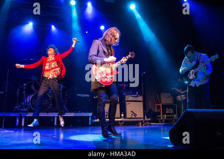 Milan, Italie. Jan 31, 2017. Le groupe de rock CAGE THE ELEPHANT effectue live au Fabrique de présenter leur nouvel album 'Cold Cold Cold' Credit : Rodolfo Sassano/Alamy Live News Banque D'Images