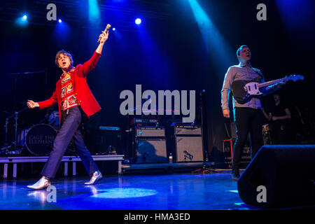 Milan, Italie. Jan 31, 2017. Le groupe de rock CAGE THE ELEPHANT effectue live au Fabrique de présenter leur nouvel album 'Cold Cold Cold' Credit : Rodolfo Sassano/Alamy Live News Banque D'Images