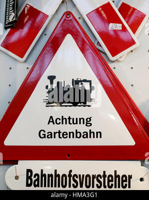 Nuremberg, Allemagne. 1er février, 2017. Deux panneaux indiquant 'attention train de jardin" et "tationmaster" peut être vu à la 68e foire internationale du Jouet à Nuremberg, Allemagne, 1 février 2017. Le plus grand salon du jouet a lieu pendant les 1 et le 6 février 2017. Photo : Daniel Karmann/dpa/Alamy Live News Banque D'Images