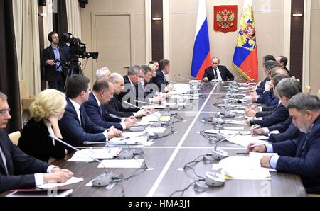 Moscou, Russie. 06Th Feb 2017. Le président russe Vladimir Poutine préside une réunion de représentants du gouvernement à sa résidence Novo-Ogaryovo le 1er février 2017 à Moscou, Russie. Credit : Planetpix/Alamy Live News Banque D'Images