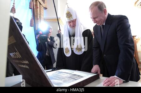 Moscou, Russie. 06Th Feb 2017. Le président russe Vladimir Poutine remet un cadeau au Patriarche orthodoxe russe Kirill sur l'anniversaire de son intronisation le 1 février 2017 à Moscou, Russie. Credit : Planetpix/Alamy Live News Banque D'Images