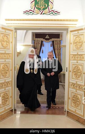 Moscou, Russie. 06Th Feb 2017. Le président russe Vladimir Poutine promenades avec le Patriarche orthodoxe russe Kirill 1er février 2017 à Moscou, Russie. Arrêté par Poutine pour féliciter le Patriarche sur son intronisation anniversaire. Credit : Planetpix/Alamy Live News Banque D'Images