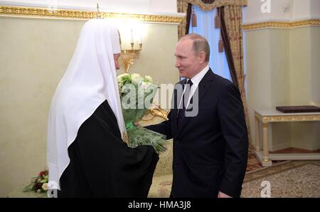 Moscou, Russie. 06Th Feb 2017. Le président russe Vladimir Poutine félicite le Patriarche orthodoxe russe Kirill sur l'anniversaire de son intronisation le 1 février 2017 à Moscou, Russie. Credit : Planetpix/Alamy Live News Banque D'Images