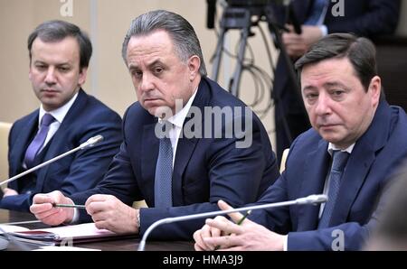 Moscou, Russie. 06Th Feb 2017. Au poste de vice-premier ministre russe Arkady Dvorkovich, Vitaly Mutko, gauche et Alexandre Khloponin, droite, écouter le président russe Vladimir Poutine au cours d'une réunion à la résidence officielle Novo-Ogaryovo le 1er février 2017 à Moscou, Russie. Credit : Planetpix/Alamy Live News Banque D'Images