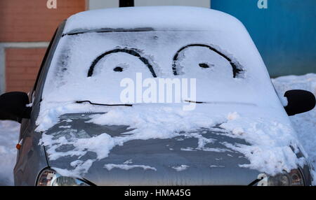 Kiev, Ukraine. Jan 31, 2017. L'Ukraine est journée ensoleillée avec la lumière frost/ -- drôle de visage sur snowly Crédit voiture : Igor Golovniov/ZUMA/ZUMAPRESS.com/Alamy fil Live News Banque D'Images