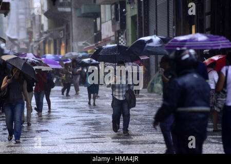 Sao Paulo, Brésil. 1er février, 2017. Les piétons marcher dans de fortes pluies dans le centre de Sao Paulo. Une partie de la ville de Sao Paulo est venu dans un état d'attention aux inondations en fin d'après-midi en raison de fortes pluies qui ont frappé la capitale. Credit : Cris Faga/ZUMA/Alamy Fil Live News Banque D'Images