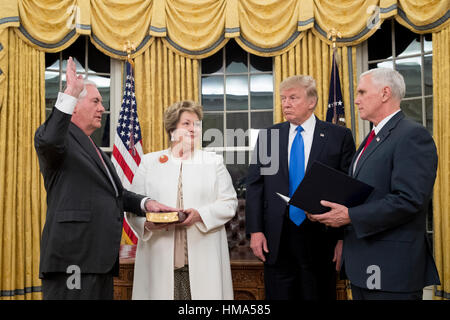 Washington, USA. 1er février 2017. Le président américain, Donald J. Trump (2-R) montres comme Rex Tillerson (L) est assermenté à titre de secrétaire d'État par le Vice-président américain Mike Pence (R), à côté de la femme de Tillerson Renda Sainte-claire (2-L), dans le bureau ovale de la Maison Blanche à Washington, DC, USA. Tillerson a été confirmé par le Sénat dans un 56-à-43 vote pour devenir la nation du 69e Secrétaire d'État. Crédit : Michael Reynolds/Piscine/MediaPunch /CNP via Alamy Live News Banque D'Images