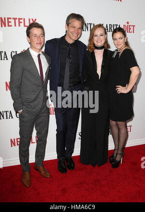 Timothy Olyphant, Skyler Gisondo, Drew Barrymore et Liv Hewson arrivent ...