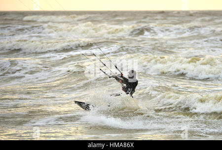 Seaford bay, East Sussex. 2 février 2017. Kite surfeurs profitant de conditions de vent sur la côte sud près de Seaford, East Sussex. Crédit : Peter Cripps/Alamy Live News Banque D'Images