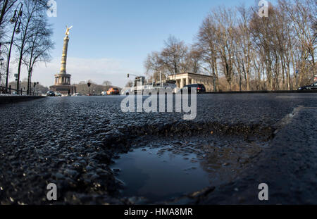 Berlin, Allemagne. 09Th Feb 2017. Une cavité remplie d'eau à Berlin, Allemagne, 02 février 2017. Poule dans la capitale sont la cause de retards et irrité les conducteurs. Photo : Paul Zinken/dpa/Alamy Live News Banque D'Images