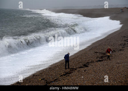 L'Anse de Chesil, Portland, au Royaume-Uni. 2e Février, 2017. Météo britannique. Les forts vents et marées ce matin apporter d'énormes vagues se briser sur la plage près de la plage walker. Crédit : John GURD MEDIA/Alamy Live News Banque D'Images