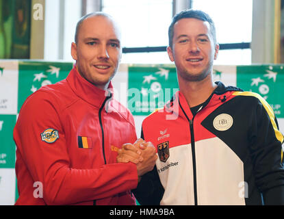 Francfort, Allemagne. 2e Février, 2017. L'équipe de Coupe Davis joueur belge Steve Darcis (L) et joueur allemand de commentaires après l'annonce que l'Allemagne rencontrera la Belgique au premier tour de la Coupe Davis à Frankfurt am Main, Allemagne, 02 février 2017. Le match aura lieu dans l'Ballsporthalle entre le 03.02.17 et le 05.02.17. Dpa : Crédit photo alliance/Alamy Live News Banque D'Images