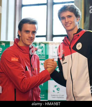 Francfort, Allemagne. 2e Février, 2017. Le joueur de l'équipe belge de Coupe Davis, Arthur de Greef (L) et le joueur allemand Alexander Zverev après l'annonce que l'Allemagne rencontrera la Belgique au premier tour de la Coupe Davis à Frankfurt am Main, Allemagne, 02 février 2017. Le match aura lieu dans l'Ballsporthalle entre le 03.02.17 et le 05.02.17. Dpa : Crédit photo alliance/Alamy Live News Banque D'Images