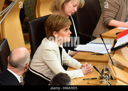 Edinburgh, Ecosse, Royaume-Uni. 2e Février, 2017. Nicola Sturgeon pendant le premier ministre Questions au parlement écossais, l'avant de l'étape cruciale 1 budget débat plus tard dans la journée, le Crédit : Ken Jack/Alamy Live News Banque D'Images