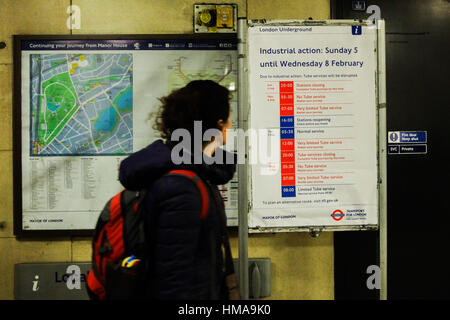 Manor House, Londres, Royaume-Uni. 2e Février, 2017. Les banlieusards passent par London Underground tube affiche grève à Manor House. L'action industrielle pour commencer le dimanche 5 mai au mercredi 8e 10 févr. crédit : Dinendra Haria/Alamy Live News Banque D'Images