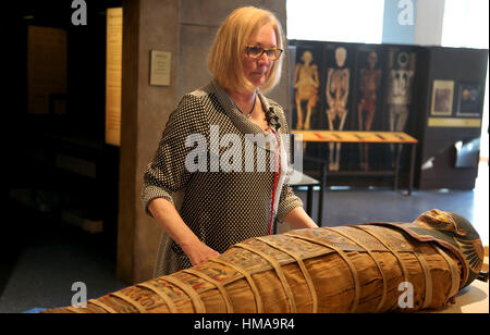 Ft. Lauderale, FL, USA. 1er février, 2017. Mimi Leveque, conservateur des objets lors de la Peabody Essex Museum de Salem, au Massachusetts, regarde au-dessus d'Annie la momie. Le Musée de la découverte et de la science a une nouvelle exposition a perdu l'Égypte : Ancient Secrets, la science moderne qui s'ouvre sur ce samedi 4 février. L'affichage interactif dispose d'Annie la momie. La momie égyptienne est prêté par l'Académie des Sciences Naturelles de l'Université Drexel. Mike Stocker, South Florida Sun-Sentinel Sun-Sentinel Crédit : Fil/ZUMA/Alamy Live News Banque D'Images