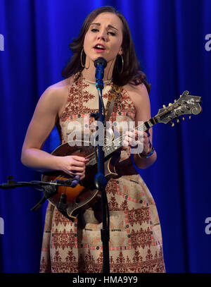 Los Angeles, Californie, USA. 06Th Feb 2017. Virtuose de la mandoline SIERRA HULL parle de son nouvel album en nomination 'esprit' pondérée et effectue au GRAMMY Museum à Los Angeles. Vivre. Crédit : Brian Cahn/ZUMA/Alamy Fil Live News Banque D'Images