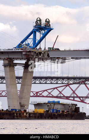 Edinburgh, Ecosse, Royaume-Uni. 2e Février, 2017. Préparatifs en cours pour le levage de la dernière traversée de Queensferry section de tablier en position depuis une barge flottante, à rejoindre les sections de tour à l'arrivée du viaduc et remplissez la travée du pont. L'actuel pont de Forth Road et la célèbre Forth Rail Bridge sont à l'arrière-plan, Crédit : Ken Jack/Alamy Live News Banque D'Images