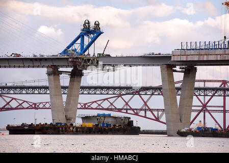 Edinburgh, Ecosse, Royaume-Uni. 2e Février, 2017. Préparatifs en cours pour le levage de la dernière traversée de Queensferry section de tablier en position depuis une barge flottante, à rejoindre les sections de tour à l'arrivée du viaduc et remplissez la travée du pont. L'actuel pont de Forth Road et la célèbre Forth Rail Bridge sont à l'arrière-plan, Crédit : Ken Jack/Alamy Live News Banque D'Images