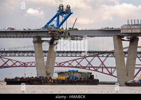 Edinburgh, Ecosse, Royaume-Uni. 2e Février, 2017. Préparatifs en cours pour le levage de la dernière traversée de Queensferry section de tablier en position depuis une barge flottante, à rejoindre les sections de tour à l'arrivée du viaduc et remplissez la travée du pont. L'actuel pont de Forth Road et la célèbre Forth Rail Bridge sont à l'arrière-plan, Crédit : Ken Jack/Alamy Live News Banque D'Images