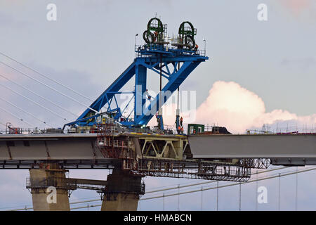 Edinburgh, Ecosse, Royaume-Uni. 2e Février, 2017. Préparatifs en cours pour le levage de la dernière traversée de Queensferry section de tablier en position depuis une barge flottante, à rejoindre les sections de tour à l'arrivée du viaduc et remplissez la travée du pont, Crédit : Ken Jack/Alamy Live News Banque D'Images