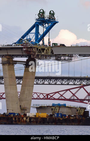 Edinburgh, Ecosse, Royaume-Uni. 2e Février, 2017. Préparatifs en cours pour le levage de la dernière traversée de Queensferry section de tablier en position depuis une barge flottante, à rejoindre les sections de tour à l'arrivée du viaduc et remplissez la travée du pont. L'actuel pont de Forth Road et la célèbre Forth Rail Bridge sont à l'arrière-plan, Crédit : Ken Jack/Alamy Live News Banque D'Images