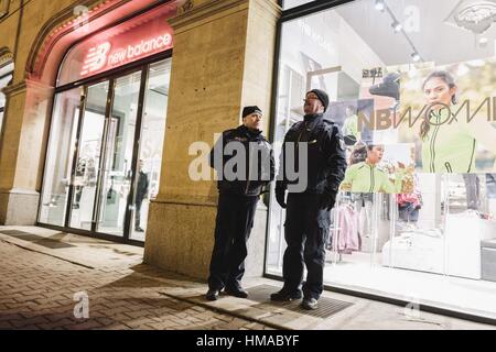 Berlin, Allemagne. 2e Février, 2017. Environ 25 manifestants rassemblement devant un "nouvel équilibre" store à Berlin sous la devise 'Stop Trump ''" boycotter le racisme", organisée par l'initiative 'Salaam militant interculturel-Schalom". Les organisateurs appellent à un boycott de toutes les sociétés et institutions qui, par le mot, l'argent ou des actes à l'administration d'Atout, inspiré par l'Anti-Nazi juif en 1933 et boycott boycott économique contre le régime de l'apartheid en Afrique du Sud. Crédit : Jan Scheunert/ZUMA/Alamy Fil Live News Banque D'Images