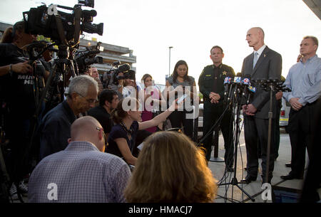 Fort Lauderdale, Floride, USA. 2e Février, 2017. Gov. Rick Scott parle aux médias de Fort Lauderdale-Hollywood International Airport de Fort Lauderdale, FL, le 6 janvier 2017. Signalent que cinq personnes ont été tués et huit blessés dans une attaque à partir d'un seul homme armé près de la zone de réclamation des bagages du terminal 2. Crédit : Document de cours/Le Palm Beach Post/ZUMA/Alamy Fil Live News Banque D'Images