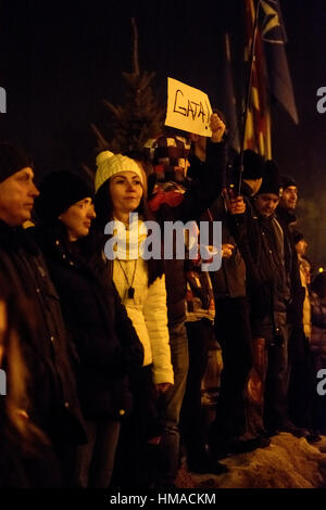 Brasov, Roumanie. 1er février, 2017. Les gens protestent contre la décision de réhabilitation prisonnier, en particulier pour la corruption, dans les rues de Brasov, Roumanie. Ionut Crédit : David/Alamy Live News Banque D'Images