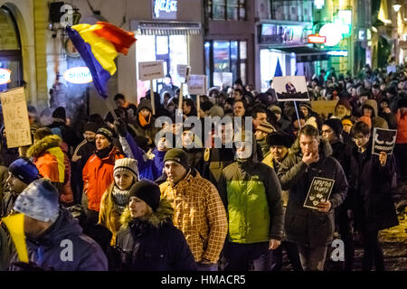 Brasov, Roumanie. 1er février, 2017. Les gens protestent contre la décision de réhabilitation prisonnier, en particulier pour la corruption, dans les rues de Brasov, Roumanie. Ionut Crédit : David/Alamy Live News Banque D'Images