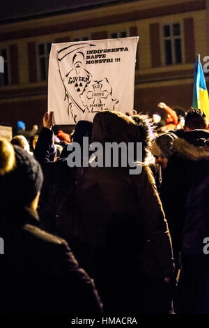 Brasov, Roumanie. 1er février, 2017. Les gens protestent contre la décision de réhabilitation prisonnier, en particulier pour la corruption, dans les rues de Brasov, Roumanie. Ionut Crédit : David/Alamy Live News Banque D'Images