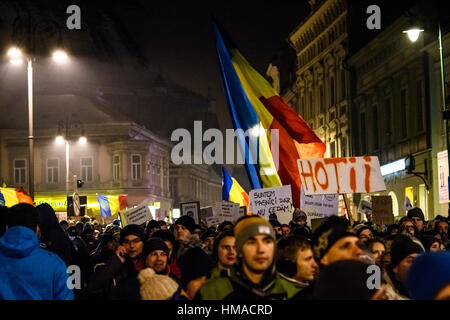 Brasov, Roumanie. 1er février, 2017. Les gens protestent contre la décision de réhabilitation prisonnier, en particulier pour la corruption, dans les rues de Brasov, Roumanie. Ionut Crédit : David/Alamy Live News Banque D'Images