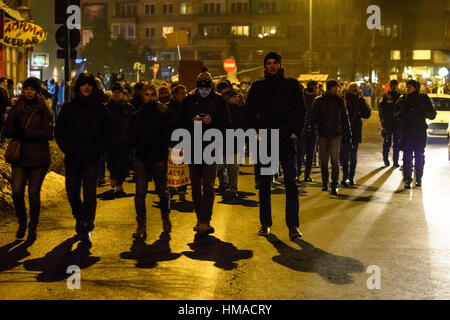 Brasov, Roumanie. 1er février, 2017. Les gens protestent contre la décision de réhabilitation prisonnier, en particulier pour la corruption, dans les rues de Brasov, Roumanie. Ionut Crédit : David/Alamy Live News Banque D'Images