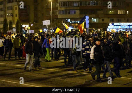 Brasov, Roumanie. 1er février, 2017. Les gens protestent contre la décision de réhabilitation prisonnier, en particulier pour la corruption, dans les rues de Brasov, Roumanie. Ionut Crédit : David/Alamy Live News Banque D'Images