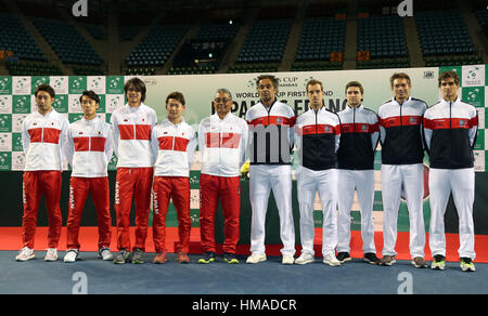 Tokyo, Japon. 2e Février, 2017. Les membres de l'équipe japonaise et française posent pour la photo à un événement dessin de la Coupe Davis Groupe mondial premier tour matchs de tennis entre le Japon et la France qui aura lieu 3 au 5 février à Tokyo, le Jeudi, Février 2, 2017. Joueur du Japon Kei Nishikori, classé le cinquième dans le monde ne va pas jouer aux jeux. Credit : Yoshio Tsunoda/AFLO/Alamy Live News Banque D'Images