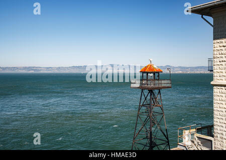 Tour de garde et la baie, l'île d'Alcatraz, San Francisco, California USA Banque D'Images