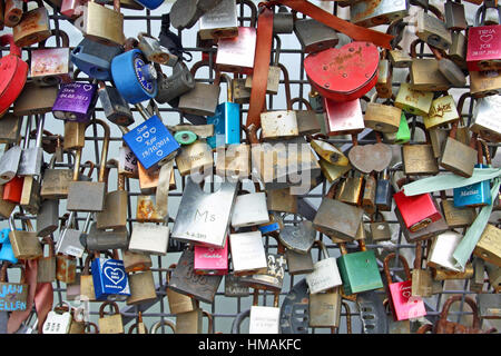 Cadenas sur le pont de l'Amour (Rakkauden Silta), Helsinki, Finlande Banque D'Images