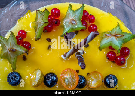 Gelée aux fruits rouges gâteau au fromage jaune sur la plaque Banque D'Images