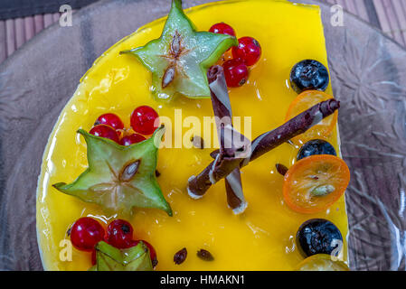 Gelée aux fruits rouges gâteau au fromage jaune sur la plaque Banque D'Images