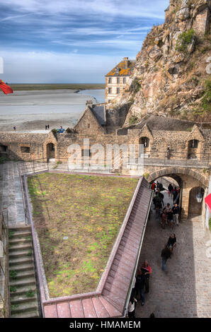 Vue du haut de la tour en pierre à l'entrée des fortifications côtières à Mont-Saint-Michel, France Banque D'Images