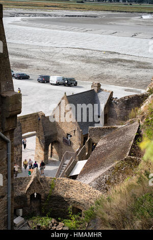 Galerie Vue du haut de l'entrée et stationnement à Mont-Saint-Michel, France Banque D'Images