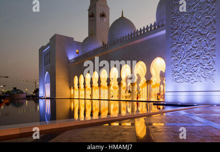 Architecture de charme la Grande Mosquée Sheikh Zayed dans beau soir de l'éclairage. Mosquée incroyable. Grande Mosquée de Sheikh Zayed à l'heure du coucher du soleil (Abu-Dhabi, UA Banque D'Images