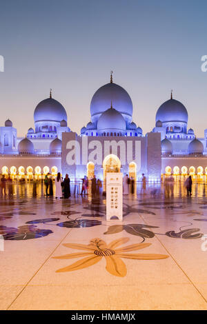 Architecture de charme la Grande Mosquée Sheikh Zayed dans beau soir de l'éclairage. Mosquée incroyable. Grande Mosquée de Sheikh Zayed à l'heure du coucher du soleil (Abu-Dhabi, UA Banque D'Images