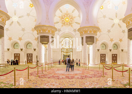 ABU DHABI, UAE - 5 novembre, 2016 : magnifique intérieur de la Grande Mosquée Sheikh Zayed à Abu Dhabi. C'est la plus grande mosquée d'eau et la huitième lar Banque D'Images