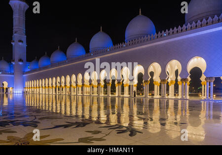 ABU DHABI, UAE - 5 NOVEMBRE 2016 : Des mosquée. Grande Mosquée de Sheikh Zayed à l'heure du coucher du soleil (Dubai, Émirats arabes unis). Sheikh Zayed. La 3ème plus grande mosquée de Banque D'Images