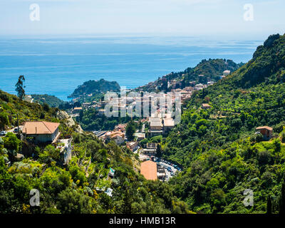 Le paysage urbain avec la baie de Naxos, Taormina, Sicile, Italie Banque D'Images