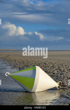 Bouée sur banc avec décrue des eaux, Sankt Peter-Ording, Schleswig-Holstein mer des Wadden Parc National, Frise du Nord Banque D'Images