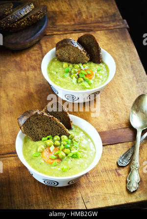 Crème de légumes rustiques avec soupe de pois verts Banque D'Images